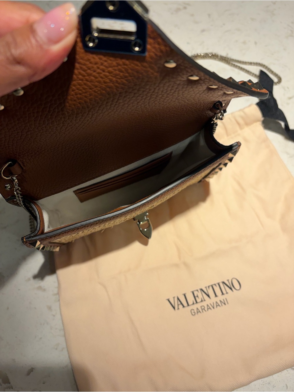 Valentino Garavani Beige Straw and Brown Rockstud crossbody - Picture 2 of 8